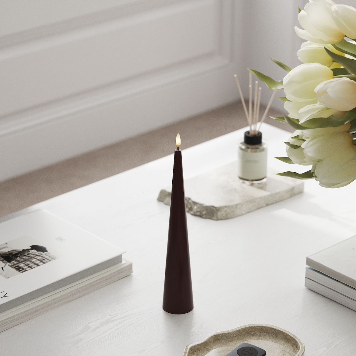 Deluxe Homeart Kjeglelys D 5 x H 28 cm Bordeaux LED Kjeglelys 1